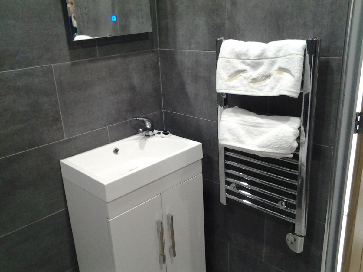 Dowlais Lady Charlotte Guest Rooms Triple Rooms المظهر الخارجي الصورة